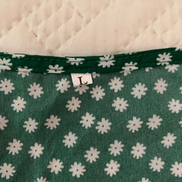 Super cute green top - Picture 3 of 3